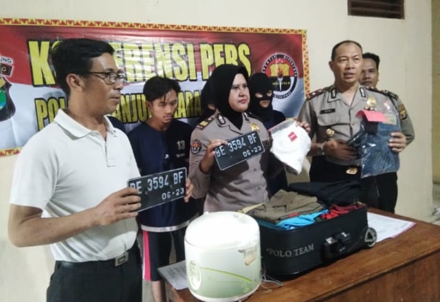 Keempat pelaku Curat saat di ekspose di Mapolsek Tanjung Karang Timur, Sabtu, 9 Februari 2019 | Obbie Fernando/Lampunggeh.co.id