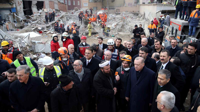 Presiden Turki, Tayyip Erdogan, mengunjungi sebuah bangunan perumahan yang runtuh di Istanbul. Foto: Cem Oksuz/Presidential Press Office/Handout via REUTERS