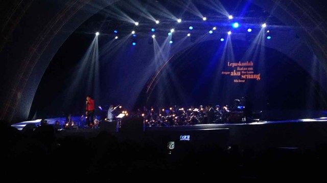 Armand Maulana Dalam Konser ‘Salute to 3 Female Songwriters’. Foto: Maria Gabrielle Putrinda/kumparan