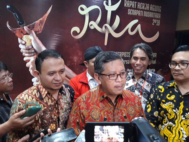 Sekjen PDIP, Hasto  Kristiyanto tanggapi soal bergabungnya Ahok di sela rapat kerja Nasional Senopati Nusantara di Yogyakarta, Sabtu (9/8). Foto: Nadhir Attamimi