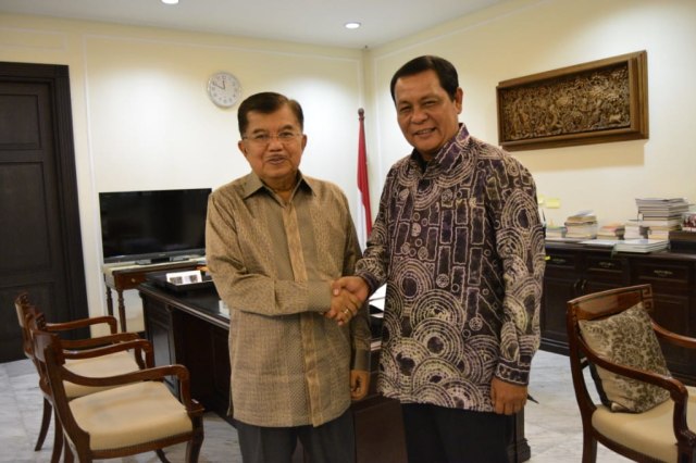 Wapres Jusuf Kalla dan Gubernur Kalsel Sahbirin Noor alias Paman Birin bertemu di Istana Wapres, Kamis (7/2). Foto: Istimewa