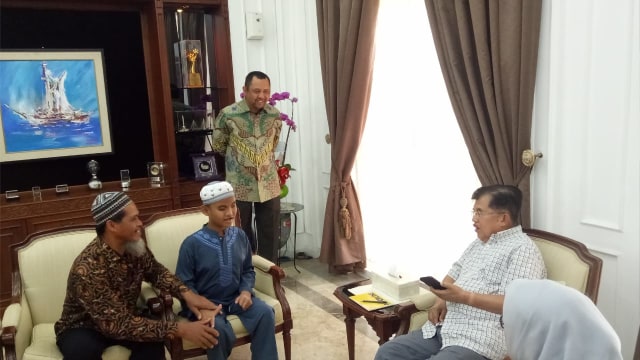 Wapres Jusuf Kalla menerima anak tunanetra yang hafiz Qur'an Fahrul Amin di Kediaman Dinas Wapres di Menteng, Jakarta Pusat, Minggu (10/2). Foto: Maulana Ramadhan/kumparan