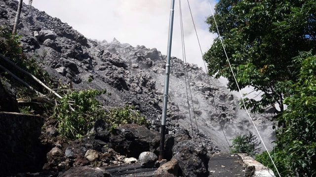 Lava Panas dan Material yang dikeluarkan Gunung Karangetang saat erupsi, menutup satu-satunya akses jalan darat menuju Kampung Batubulan. Putusnya jalur ini, membuat ratusan warga di Kampung Batubulan masih terisolir