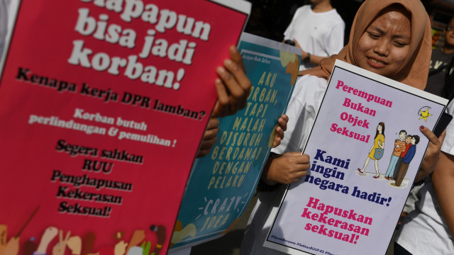 Sejumlah aktivis yang tergabung dalam Jaringan Muda Setara melakukan aksi dengan membawa poster saat berlangsung Hari Bebas Kendaraan Bermotor (HBKB) di Kawasan Bundaran HI Jakarta, Minggu (10/2). Foto: ANTARA FOTO/Wahyu Putro A