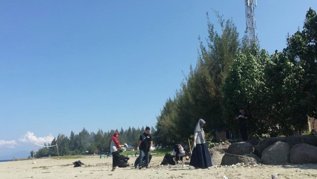 Sejumlah anggota Dewan Pimpinan Cabang Himpunan Pramuwisata menggelar aksi bersih-bersih sampah di kawasan objek wisata Pantai Lamtong, Desa Ulee Lheue, Banda Aceh. Foto: Zuhri Noviandi/kumparan