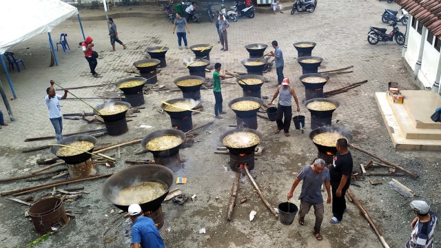 Warga Lamglumpang memasak kuah beulangong sebagai menu Maulid Nabi, Minggu (10/2). Foto: Adi Warsidi