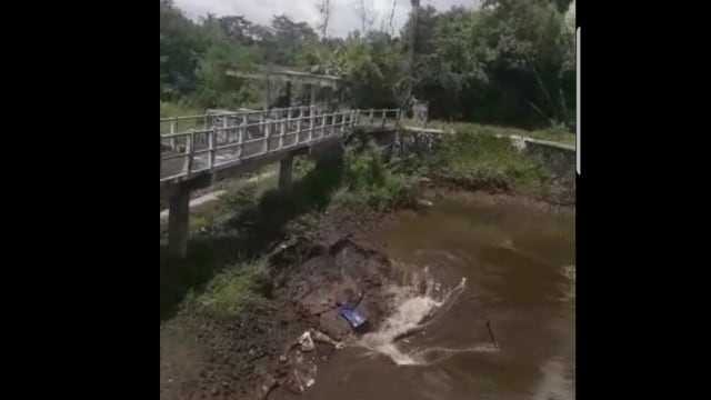 Cuplikan dari Video Air Sungai Kalikuning yang tersedot ke dasar sungai. Foto: Istimewa