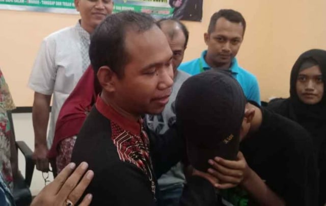 Arigo Aris mencium tangan gurunya saat mediasi. (Foto: Istimewa)