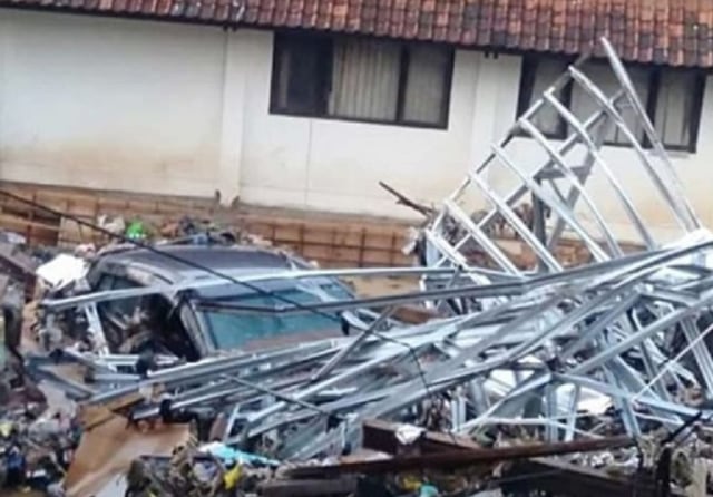 Kendaraan tertimbun reruntuhan akibat banjir Bandung timur. (Instagram polsek_cileunyi.resbdg)