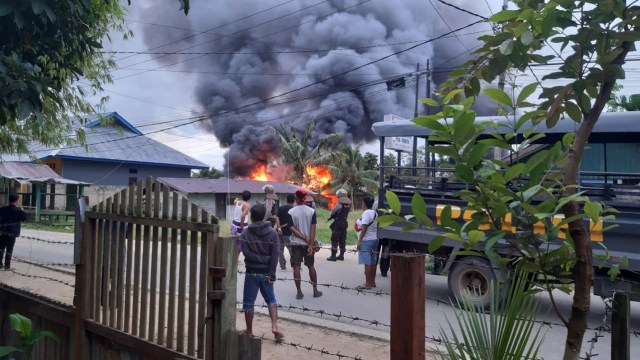 Suasana Pembakaran Rumah Warga,Foto: J. Ambon/BalleoNews-Kumparan