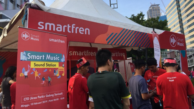 Publik mencoba aplikasi streming musik SmartMusic dari Smartfren saat CFD di Jakarta, Minggu (10/2). Foto: Alfaddillah/kumparan