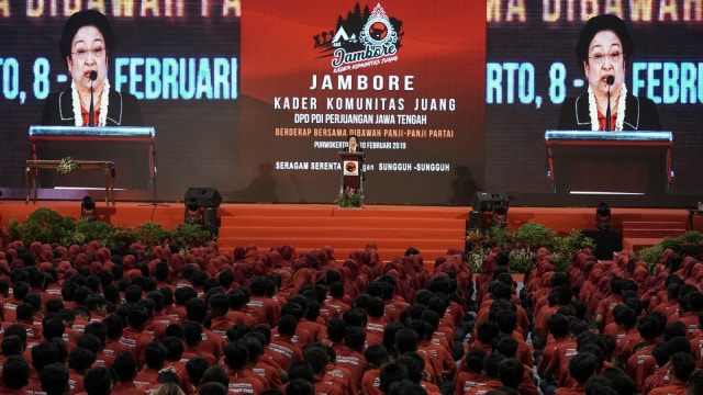 Ketua Umum PDIP Megawati Soekarnoputri (tengah), memberikan amanat kepada peserta Jambore Kader Komunitas Juang, di GOR Satria Purwokerto, Banyumas, Jateng, Minggu (10/2). Foto: ANTARA FOTO/Idhad Zakaria