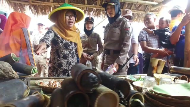 Bupati Tegal Umi Azizah usai melaunching Pasar Sawah Luwijawa, Jatinegar. (foto: bentar/panturapost.com )