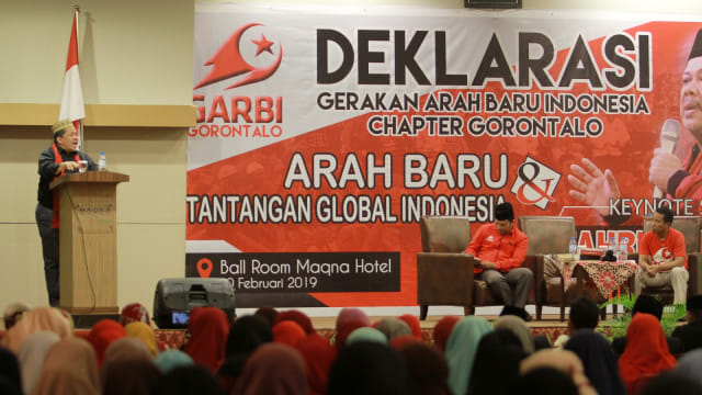 Wakil Ketua DPR Fahri Hamzah (kiri) memberikan sambutan pada kegiatan Orasi dan Dialog Kebangsaan Gerakan Arah Baru Indonesia (GARBI) di Kota Gorontalo, Gorontalo, Minggu (10/2). Foto: ANTARA FOTO/Adiwinata Solihin