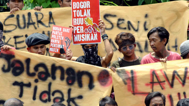 Komunitas musisi jalanan melakukan aksi unjuk rasa menolak RUU Permusikan di Tepas Lawang Salapan, Kota Bogor, Jawa Barat, Minggu (10/2/2019). Foto: ANTARA FOTO/Arif Firmansyah