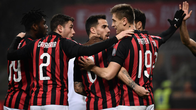 Pemain-pemain Milan merayakan gol. Foto: Marco BERTORELLO / AFP