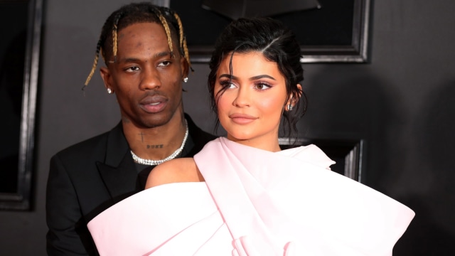 Travis Scott and Kylie Jenner di Grammy Awards 2019. Foto: REUTERS/Lucy Nicholson