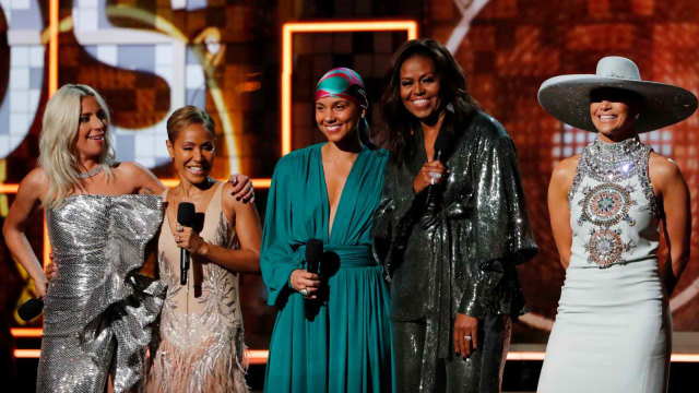 Lady Gaga, Jennifer Lopez, Alicia Keys, former first lady Michelle Obama dan Jada Pinkett Smith di Grammy Awards, Los Angeles, California, Amerika Serikat. Foto: REUTERS/Mike Blake