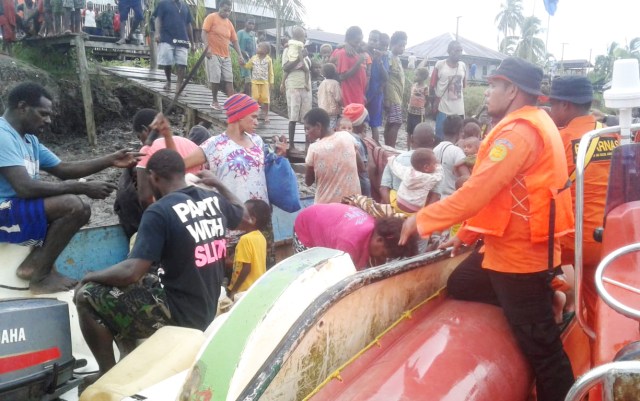 Saat para penumpang longboat yang hilang ditemukan di Muara Safan, Kabupaten Asmat. (Foto Dok Polda Papua)