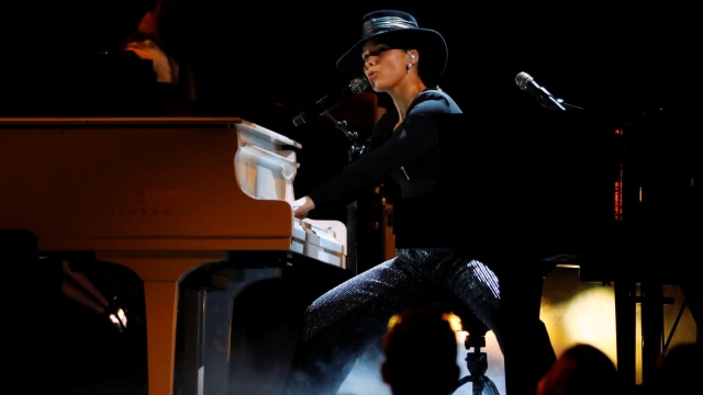 Alicia Keys tampil diatas panggung Grammy Awards 2019, Los Angeles, California, Amerika Serikat. Foto: REUTERS/Mike Blake