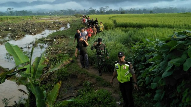 Proses pencarian terhadap korban di Sungai Cigunung, Desa Ganggawang, Kecamatan Salem, Brebes. (Foto: Dok. Polsek Salem)