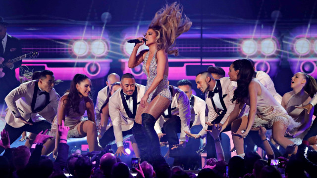 Jennifer Lopez tampil diatas panggung Grammy Awards 2019, Los Angeles, California, Amerika Serikat. Foto: REUTERS/Mike Blake