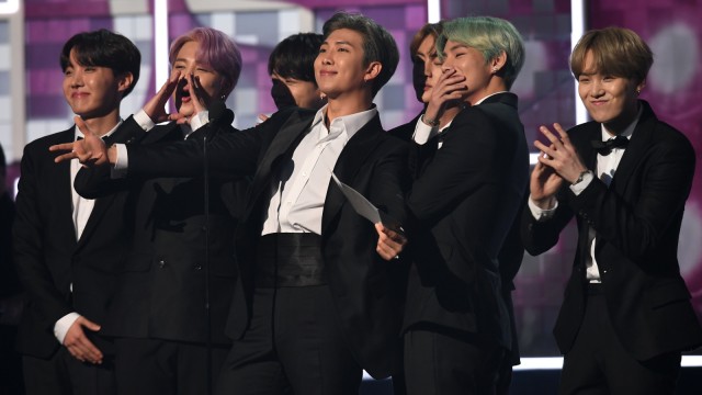 Boy band asal Koreas Selatan, BTS bacakan nominasi Grammy Awards 2019, Los Angeles, California, Amerika Serikat. Foto: AFP/Robyn Beck
