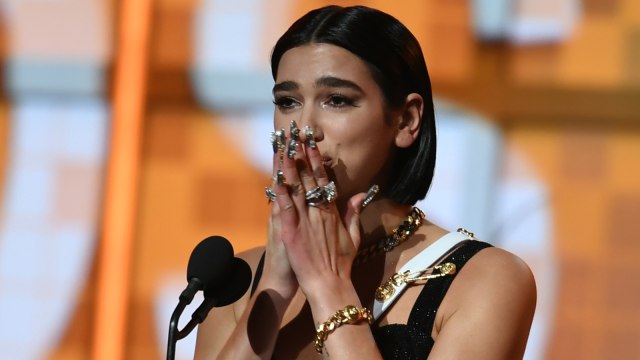 Dua Lipa menangis saat akan menerima penghargaan Grammy Awards 2019, Los Angeles, California, Amerika Serikat. Foto: AFP/Robyn Beck