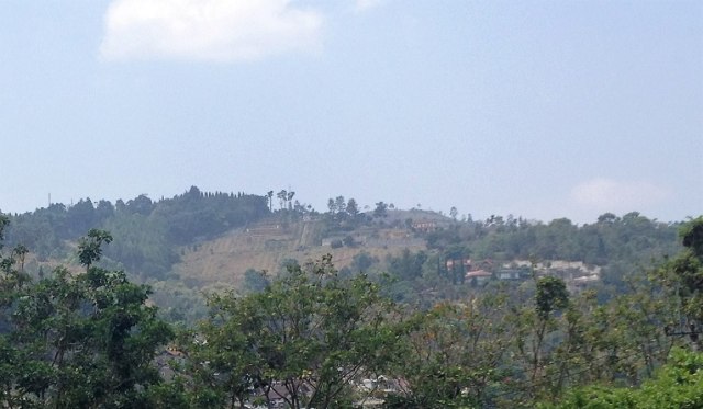 Kawasan Bandung Utara (KBU) yang merupakan daerah tangkapan air kini terdesak pembangunan. (Iman Herdiana)