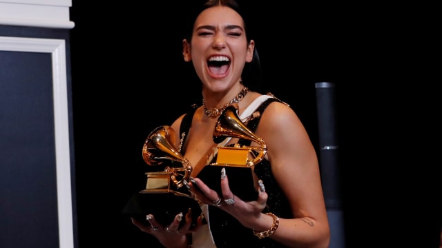 Dua Lipa menerima penghargaan Grammy Awards 2019, Los Angeles, California, Amerika Serikat. Foto: REUTERS/Mario Anzuoni
