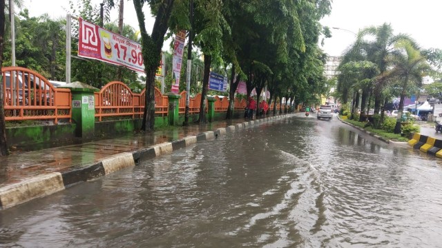 Genangan banjir di depan Pasar Sentra Antasari, Senin (11/2). Foto: Zahidi/banjarhits.id