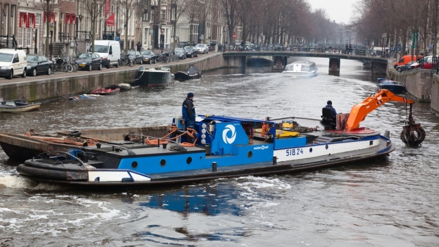 Pengeruk sepeda dari kanal di Amsterdam, Belanda