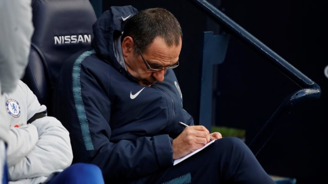 Sarri terduduk lesu di laga vs Man City. Foto: Reuters/Carl Recine