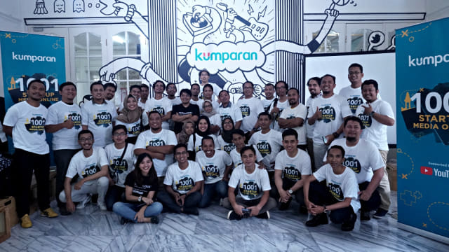 Para partner kumparan 1001 Media Online (mengenakan kaos putih) berfoto bersama di kantor kumparan.