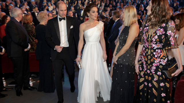 Kate Middleton mengenakan gaun Alexander McQueen di BAFTA Awards 2019. Foto: AFP/ Tim Ireland