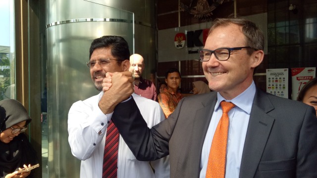 Wakil Ketua KPK Laode M Syarif (kiri) saat menerima kunjungan Wakil Dubes Inggris, Rob Fenn (kanan) di gedung KPK, Senin (11/2). Foto: Aprilandika Pratama/kumparan
