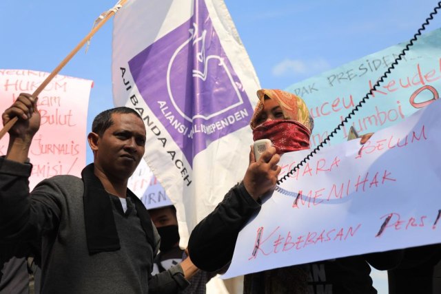Aksi AJI Banda Aceh menuntut pencabutan remisi terhadap Susrama di Banda Aceh, (23/1). Foto: Dok AJI Banda Aceh