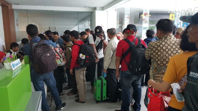Suasana penumpang Lion Air Semarang-Jakarta yang gagal terbang akibat mengalami rusak mesin. Foto: Dok. Istimewa