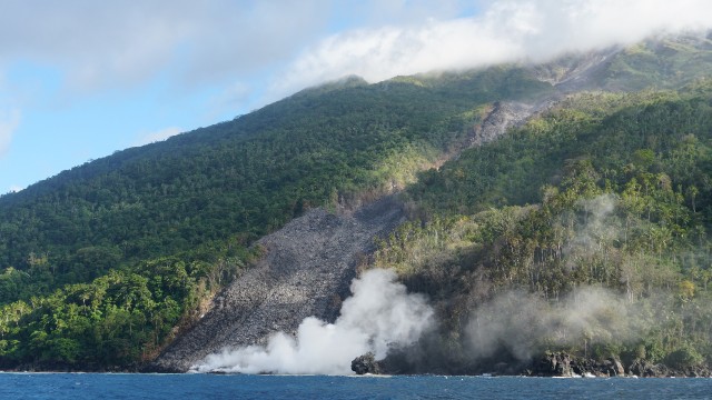 Guguran Lava Gunung Karangetang di Siau Tagulandang Biaro (Sitaro), Sulawesi Utara telah mencapai pantai. Kondisi ini harus diwaspadai para nelayan, karena guguran lava ini memiliki suhu mencapai 400 derajat celcius