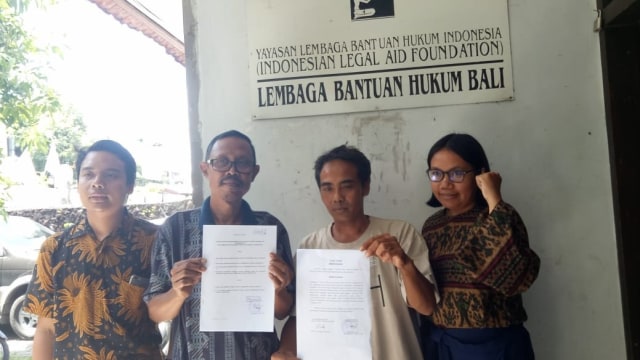 Warga Celukan BAwang saat berada di LBH Bali, Senin (11/2) - kanalbali/LSU