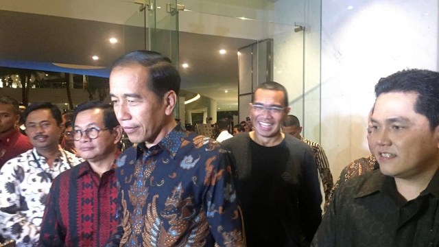 Calon Presiden RI nomor urut 01 Jokowi (kiri) setelah agenda pameran lukisan di Hotel Pullman, Jakarta Barat, Senin (11/2). Foto: Paulina Herasmaranindar/kumparan