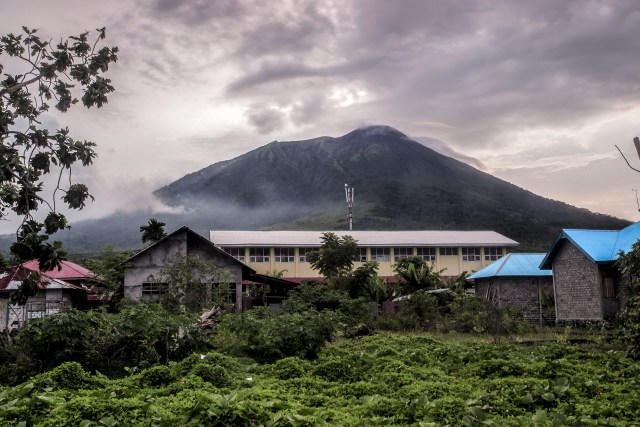 Pemukinan di Kelurahan Sango, Ternate. Latar Gunung Gamalama Ternate. Foto: Gustam Jambu