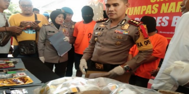 Dua Orang Pengedar Pil Dengkul Dibekuk Polisi