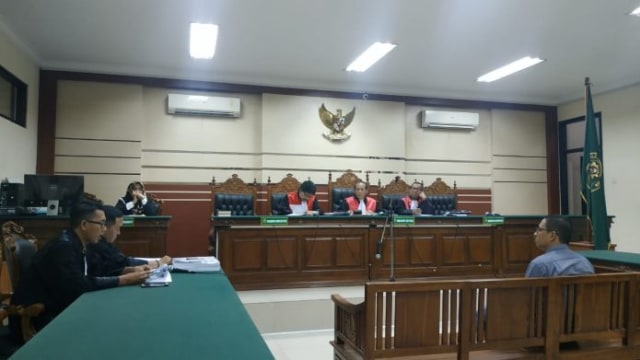 JPU pada KPK membacakan tuntutan terhadap M. Baqir, pihak swasta yang didakwa menyuap Setiyono, Wali Kota Pasuruan, di ruang Cakra Pengadilan Tipikor Surabaya, Senin (11/2/2019).