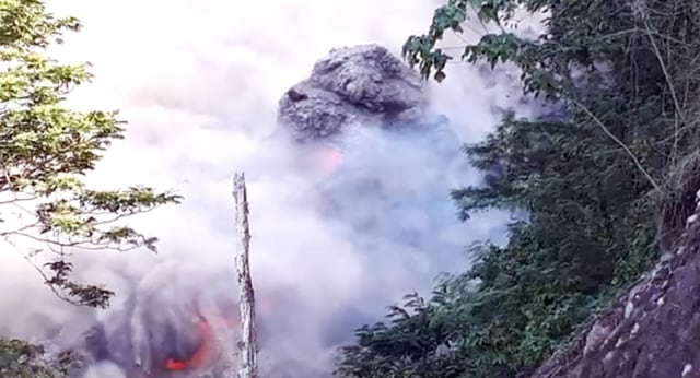 Lava Pijar dan Material panas yang disemburkan Gunung Karangetang di Siau Tagulandang Biaro (Sitaro), Sulawesi Utara