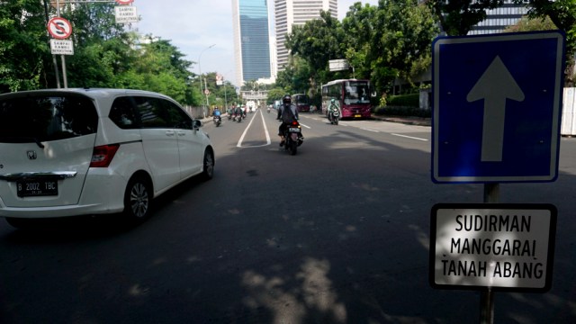Suasana uji coba sistem satu arah di kawasan Dukuh Bawah atau sekitar Landmark Setiabudi, Jakarta Selatan. Foto: Jamal Ramadhan/kumparan