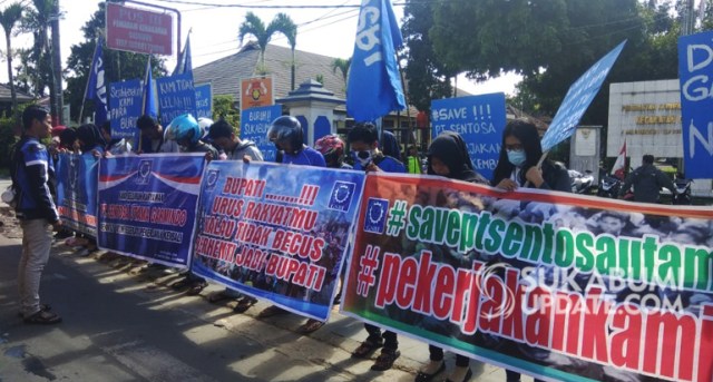 Buruh menggelar aksi unjuk rasa menuntut ketegasan pemerintah menyelesaikan persoalan PT Sentosa Utama Garmindo, di depan Kantor Kecamatan Cicurug, Jalan Raya Siliwangi, Selasa (12/2/2019). | Sumber Foto:Rawin Soedaryanto.