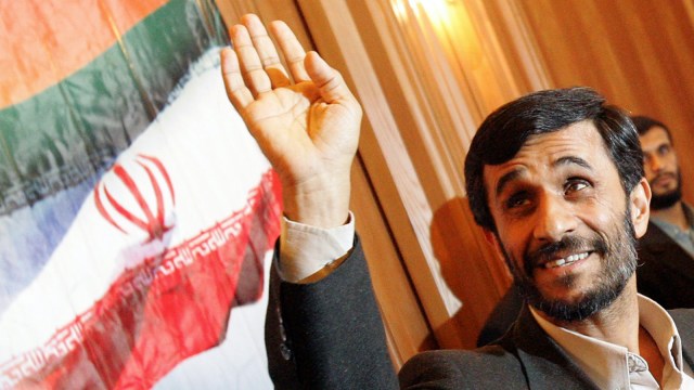 Mantan Presiden Iran Mahmood Ahmadinejad foto ini diambil pada 26 Juni 2005. Foto: AFP/PATRICK BAZ