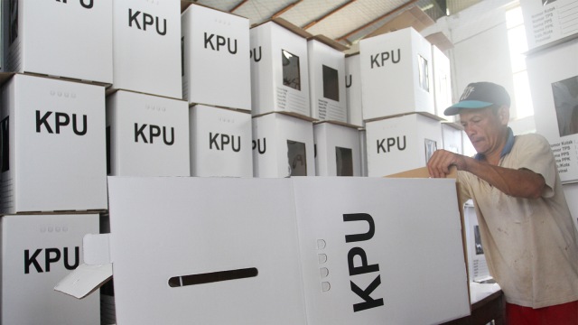 Pekerja merakit kotak suara di gudang Komisi Pemilihan Umum (KPU). Foto: ANTARA FOTO/Muhammad Arif Pribadi
