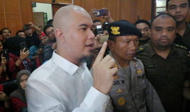 Ahmad Dhani saat memasuki ruang sidang di Pengadilan Negeri Surabaya